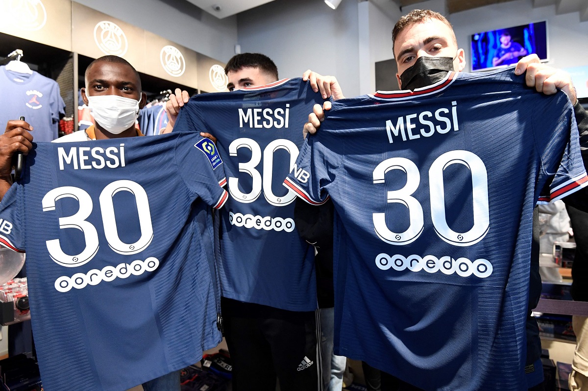 Lukaku chuẩn bị ra mắt Chelsea, Messi giúp PSG lãi to