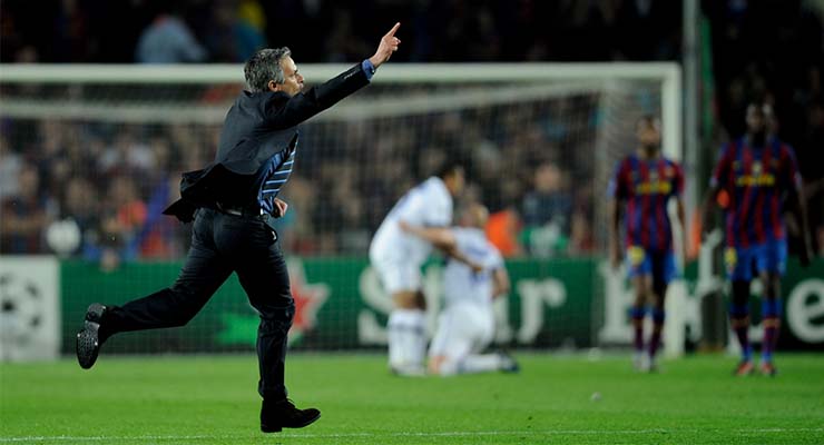 Mourinho chạy vào sân với cánh tay giơ cao, khiêu khích CĐV Barca và giới truyền thông