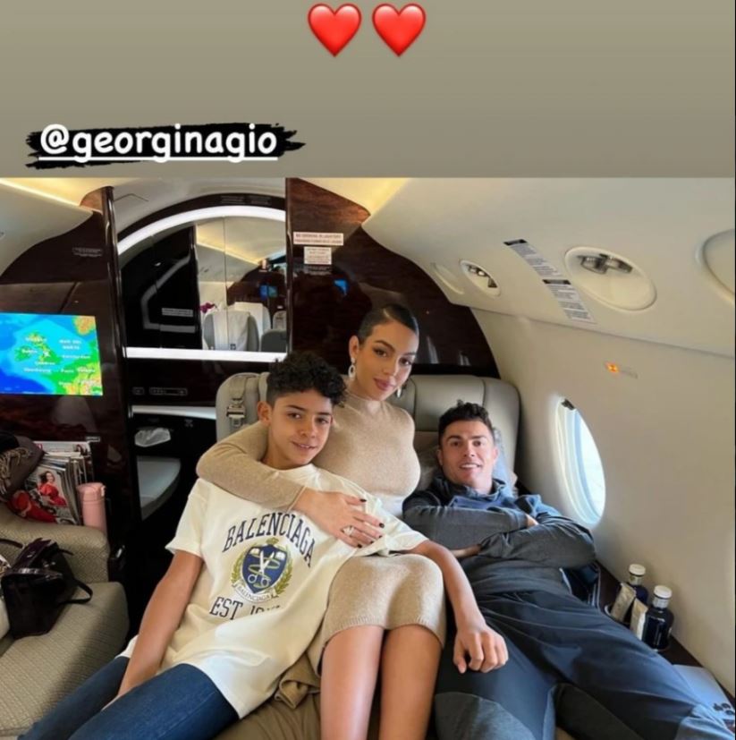 Cristiano Ronaldo vô cùng hạnh phúc bên bạn gái và con trai trong ngày nhận giải đặc biệt