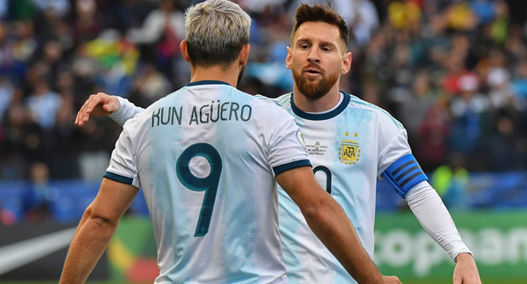 Lionel Messi đã bày tỏ lòng tôn kính đến Aguero, khi tiền đạo Barcelona tuyên bố buộc phải giã từ sự nghiệp vào thứ Tư.