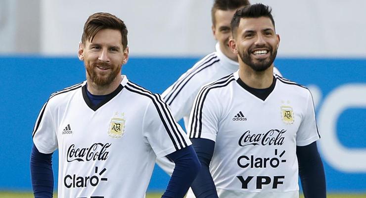 Lionel Messi đã bày tỏ lòng tôn kính đến Aguero, khi tiền đạo Barcelona tuyên bố buộc phải giã từ sự nghiệp vào thứ Tư.