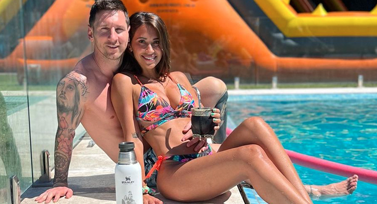 Messi với vợ bên hồ bơi