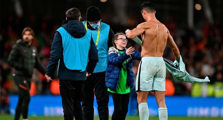 Ronaldo tặng áo fan nhí CH Ailen