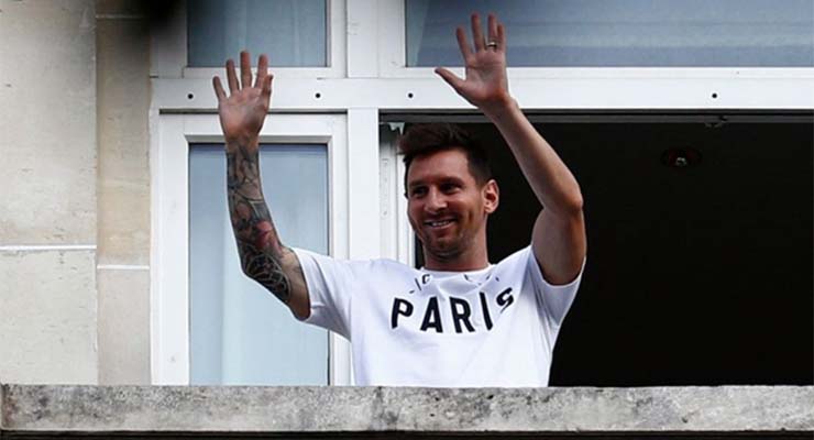 Messi vẫy tay chào CĐV Paris từ ban công khách sạn Royal Monceau