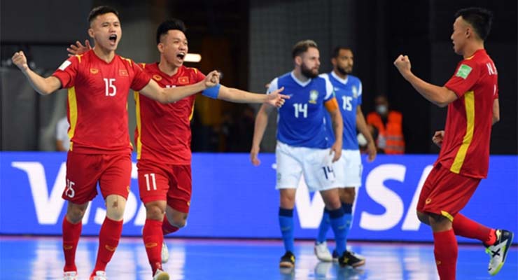 Đình Hùng ghi bàn thắng danh dự cho Việt Nam ở trận mở màn