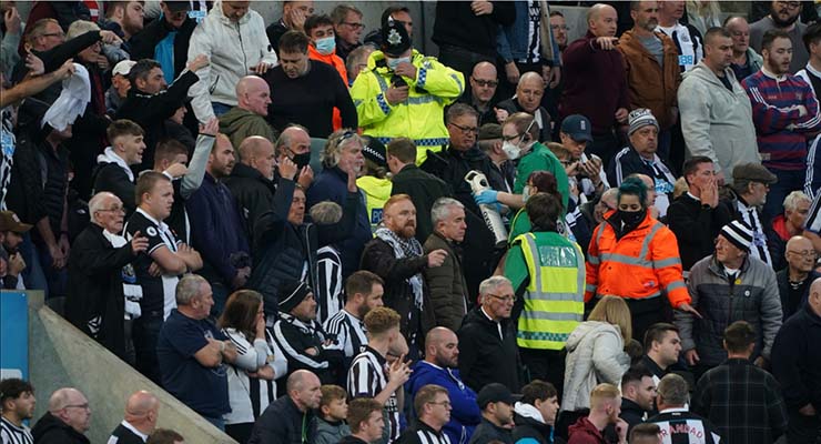 Trận đấu Newcastle - Tottenham tạm dừng vì sự cố hy hữu