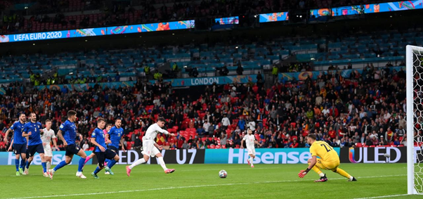 Hàng phòng ngự của Italia để tốc độ của Morata qua mặt quá dễ dàng