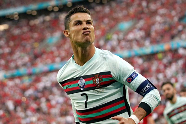 Tiền đạo cắm: Cristiano Ronaldo (Bồ Đào Nha)