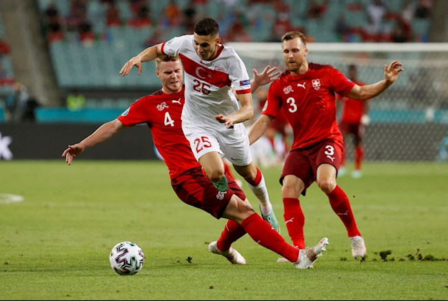 Mert Muldur (số 25) thi đấu nổi bật bên phía Thổ Nhĩ Kỳ trong hiệp 1 và sở hữu không dưới 3 cơ hội ăn bàn đều bị Sommer từ chối