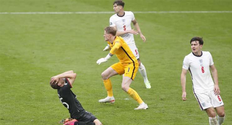 Thomas Muller bỏ lỡ cơ hội ghi bàn cho Đức