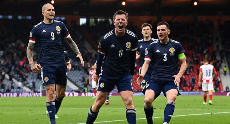 Callum McGregor san bằng tỉ số cho Scotland