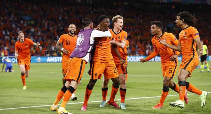 Dumfries ấn định tỉ số 3-2 cho Hà Lan