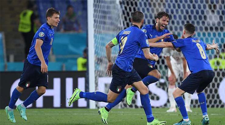 Italia giành chiến thắng 3-0