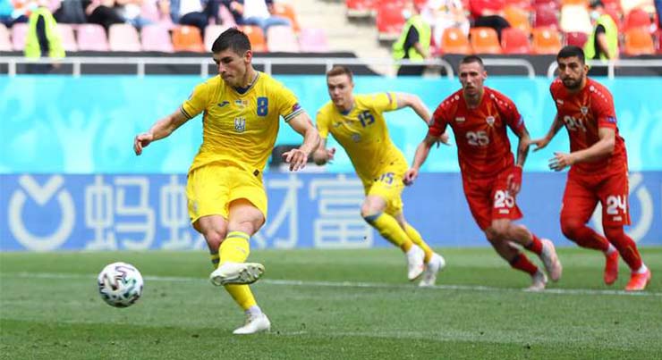 Cầu thủ Ukraina sút hụt Penalty