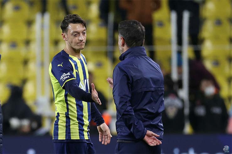 Ozil đang có những bất đồng với HLV Vitor Pereira tại Fenerbahce