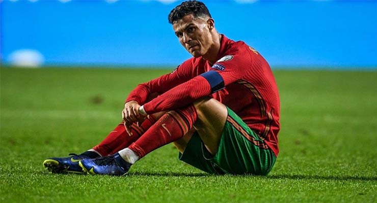 Ronaldo buồn bã sau trận thua Serbia
