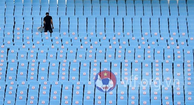 Khu vực khán đài đã được sửa chữa và dán thông báo để đón khán giả vào sân. Nguồn: VFF
