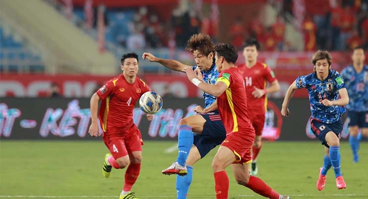 Các cầu thủ Việt Nam tỏ ra bế tắc trước lối chơi kiểm soát chặt chẽ của Nhật Bản