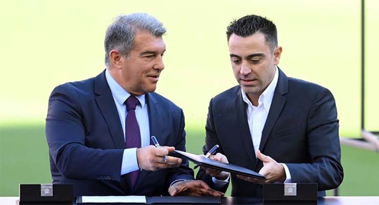 Xavi ra mắt Barca cùng chủ tịch Laporta